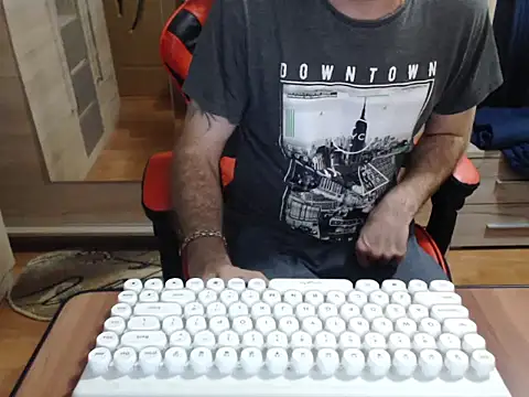 uncutguy01 online show from October 2025 05:31:01 AM