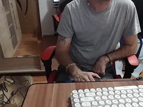 uncutguy01 online show from September 2025 04:39:01 AM