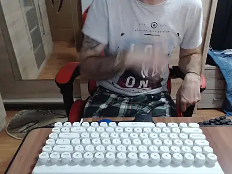 uncutguy01 online show from October 2025 04:58:02 AM