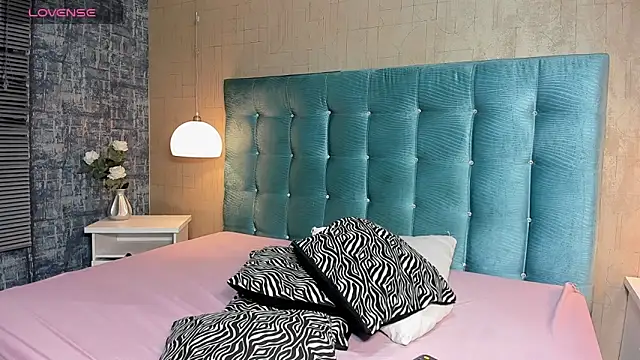 Paola  23 online show from November 2025 08:20:02 PM