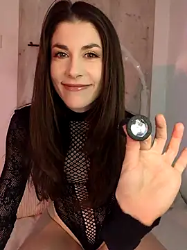 Aisha Moretti online show from October 2025 03:00:01 PM