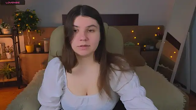 Snapshot of Viola__Shy chatting on May 2026 08:23:01 PM Viola Shy online show from May 2026 08:23:01 PM