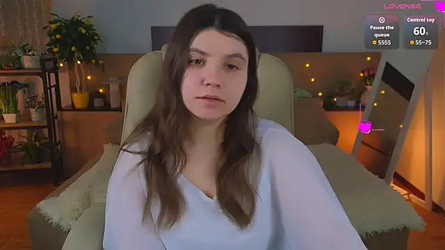 Snapshot of Viola__Shy chatting on May 2026 08:11:02 PM Viola Shy online show from May 2026 08:11:02 PM