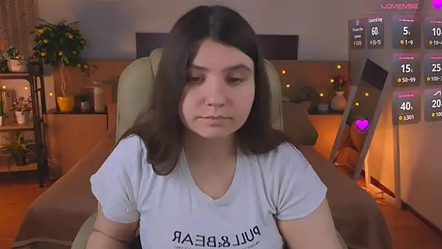 Snapshot of Viola__Shy chatting on May 2026 09:04:02 PM Viola Shy online show from May 2026 09:04:02 PM