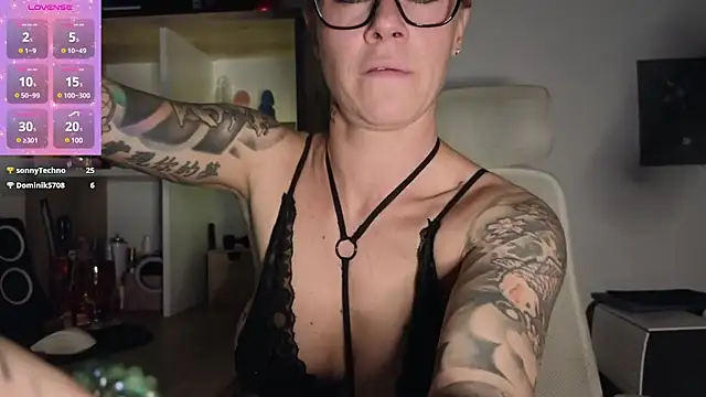 Snapshot of Tatjana_Sue chatting on February 2025 06:31:02 PM Tatjana Sue online show from February 2025 06:31:02 PM