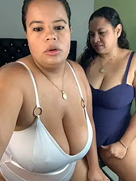 Snapshot of twocurvylatins chatting on July 2026 10:22:01 AM twocurvylatins online show from July 2026 10:22:01 AM