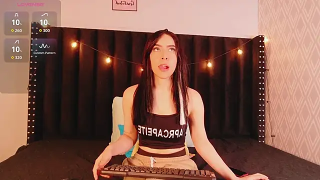 littleebluee online show from November 2025 07:52:02 PM