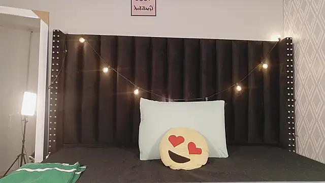 littleebluee online show from November 2025 02:48:01 AM