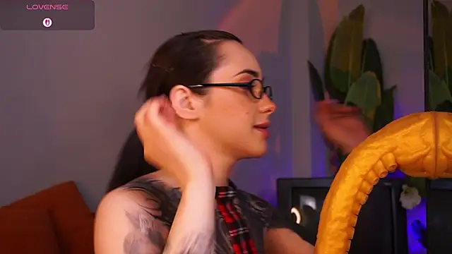 EvaCanton online show from April 2026 02:02:01 AM