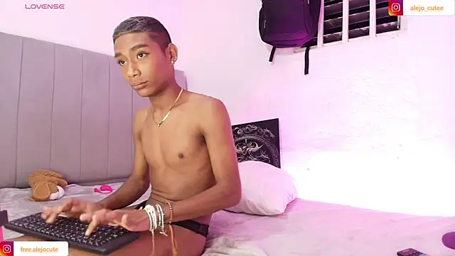 Snapshot of alejo_cute chatting on February 2025 04:21:01 AM alejo cute online show from February 2025 04:21:01 AM