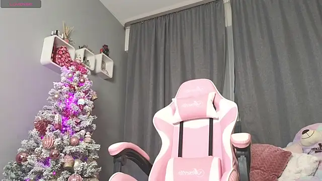 Snapshot of maddisonblush chatting on December 2024 10:28:01 PM maddisonblush online show from December 2024 10:28:01 PM