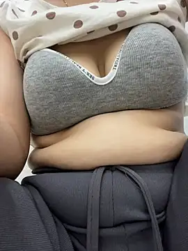 Milk Mom99 online show from May 2026 11:05:01 PM
