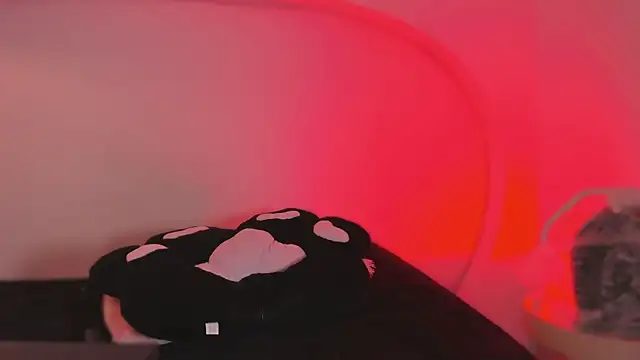 katiepeach  online show from October 2025 12:04:01 PM