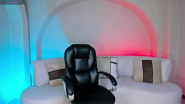 SamanthaKlein  online show from October 2025 04:00:01 AM