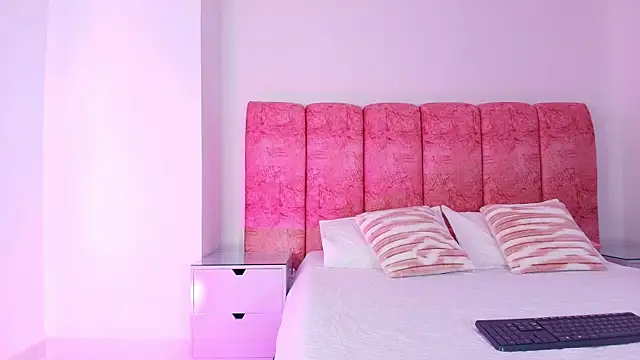 Snapshot of kendal_rossi chatting on December 2025 12:04:02 PM kendal rossi online show from December 2025 12:04:02 PM