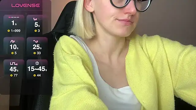 Snapshot of Sexy_Sweets chatting on November 2025 06:34:01 PM Sexy Sweets online show from November 2025 06:34:01 PM