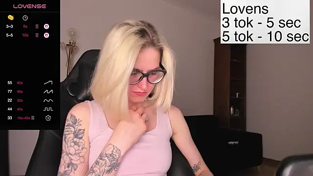 Snapshot of Sexy_Sweets chatting on November 2025 04:44:02 PM Sexy Sweets online show from November 2025 04:44:02 PM