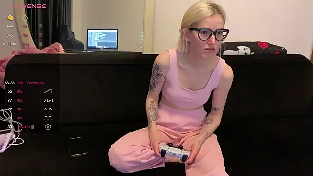 Snapshot of Sexy_Sweets chatting on October 2025 05:35:02 PM Sexy Sweets online show from October 2025 05:35:02 PM