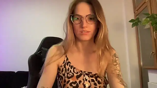 Snapshot of Sexy_Sweets chatting on December 2024 05:55:01 PM Sexy Sweets online show from December 2024 05:55:01 PM