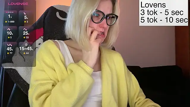 Snapshot of Sexy_Sweets chatting on November 2025 12:27:02 PM Sexy Sweets online show from November 2025 12:27:02 PM