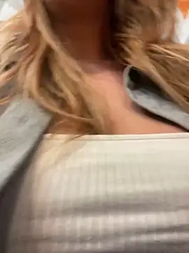 Snapshot of Sweet___Emily chatting on January 2025 05:18:01 PM Sweet   Emily online show from January 2025 05:18:01 PM