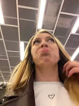 Snapshot of Sweet___Emily chatting on October 2025 01:13:02 PM Sweet   Emily online show from October 2025 01:13:02 PM