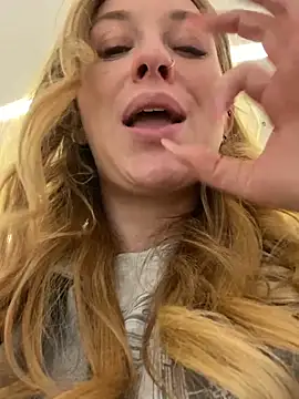 Snapshot of Sweet___Emily chatting on September 2025 01:47:02 PM Sweet   Emily online show from September 2025 01:47:02 PM