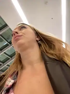 Snapshot of Sweet___Emily chatting on February 2025 05:59:01 PM Sweet   Emily online show from February 2025 05:59:01 PM