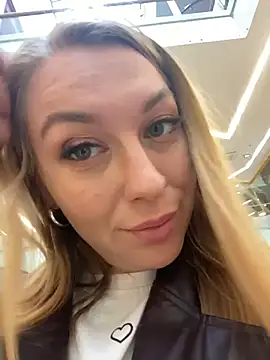 Snapshot of Sweet___Emily chatting on September 2025 01:28:01 PM Sweet   Emily online show from September 2025 01:28:01 PM