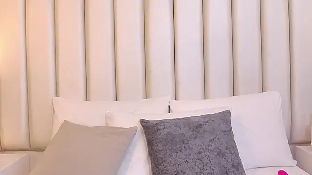 Emily robertss online show from November 2025 03:06:01 AM