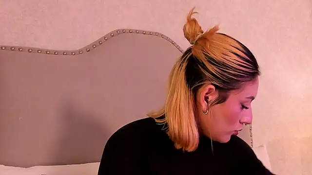 Emily robertss online show from September 2025 03:02:02 AM