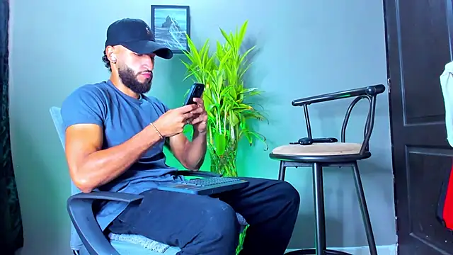 Snapshot of Damian_022 chatting on January 2026 06:04:02 PM Damian 022 online show from January 2026 06:04:02 PM