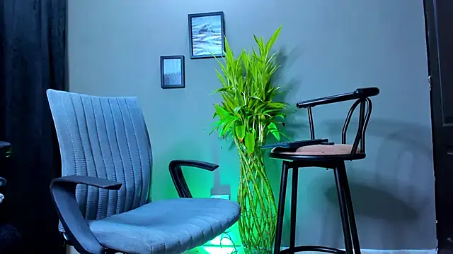 Snapshot of Damian_022 chatting on October 2025 01:04:02 AM Damian 022 online show from October 2025 01:04:02 AM