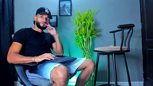 Snapshot of Damian_022 chatting on February 2026 04:24:02 AM Damian 022 online show from February 2026 04:24:02 AM