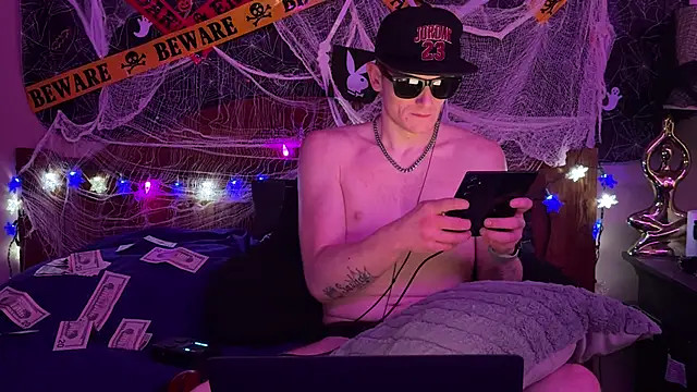 Snapshot of JuicyStrawbaby chatting on October 2025 08:50:02 PM JuicyStrawbaby online show from October 2025 08:50:02 PM