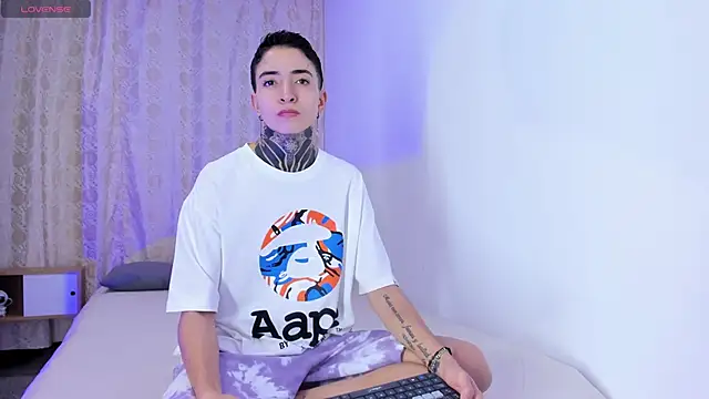 Tinny and Candy online show from November 2025 12:08:02 PM