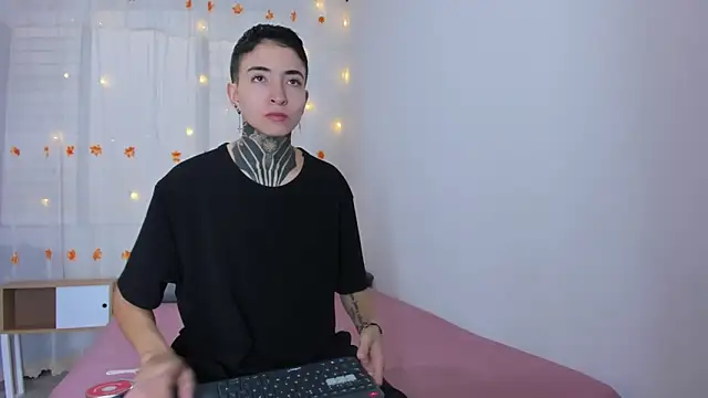 Tinny and Candy online show from November 2025 12:21:02 PM