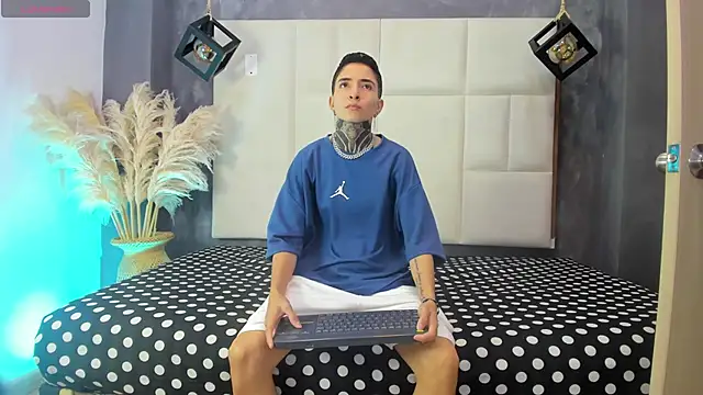 Tinny and Candy online show from October 2025 12:04:02 PM