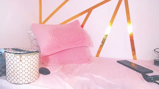 Snapshot of ScarletAbril chatting on November 2025 03:27:01 PM ScarletAbril online show from November 2025 03:27:01 PM