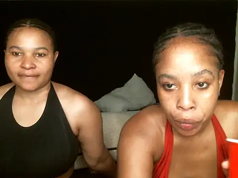 Snapshot of R-thequeen chatting on October 2025 08:43:02 PM R-thequeen online show from October 2025 08:43:02 PM