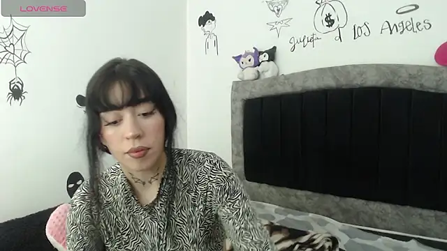 Julieta De Los Angeles online show from March 2026 09:00:01 PM