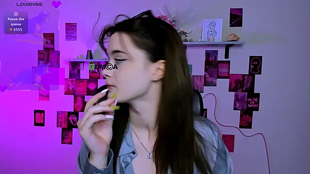 liana kisses online show from April 2026 07:42:02 PM