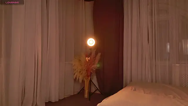 EmiliaDreams online show from November 2025 04:33:02 PM