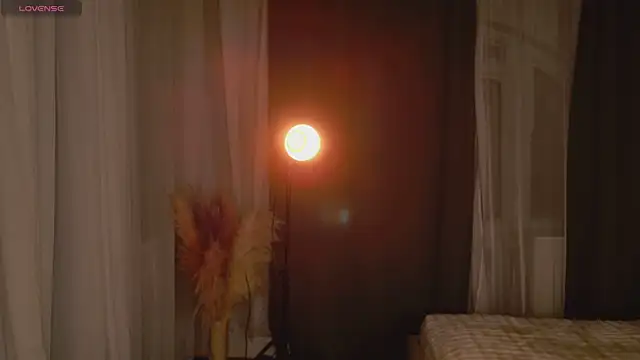 EmiliaDreams online show from April 2026 06:09:01 PM