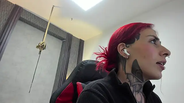 Snapshot of selene_red_ chatting on June 2026 01:39:02 AM selene red online show from June 2026 01:39:02 AM