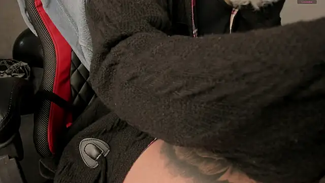 selene red  online show from November 2025 01:48:01 PM