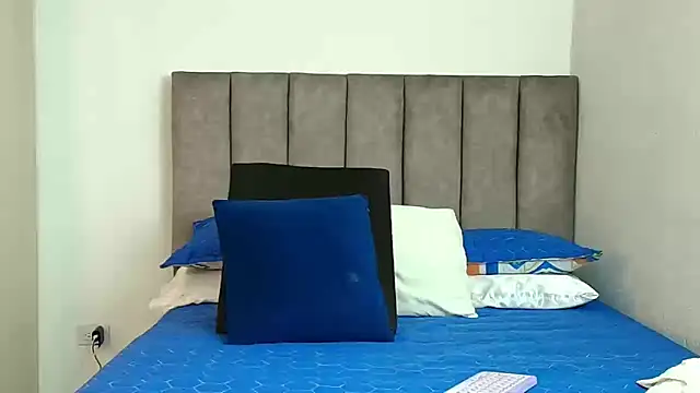 karina lewis  online show from October 2025 04:00:01 AM