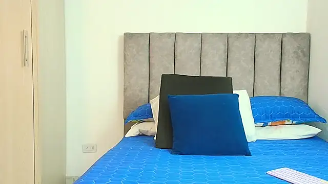 karina lewis  online show from September 2025 04:07:02 AM