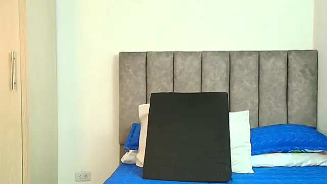 karina lewis  online show from November 2025 04:01:01 AM