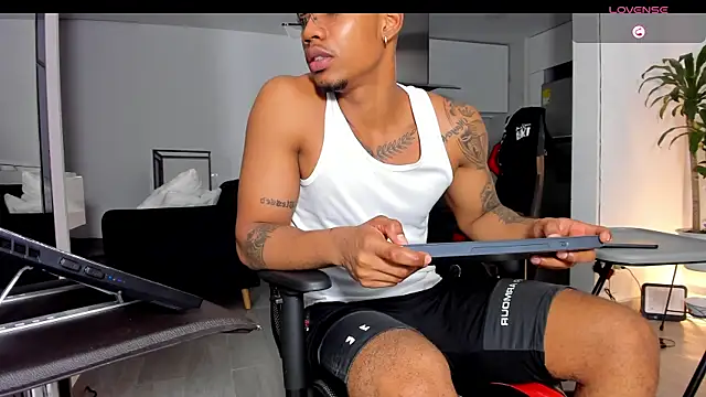 Snapshot of TROYWESLY- chatting on September 2025 01:46:02 AM TROYWESLY- online show from September 2025 01:46:02 AM